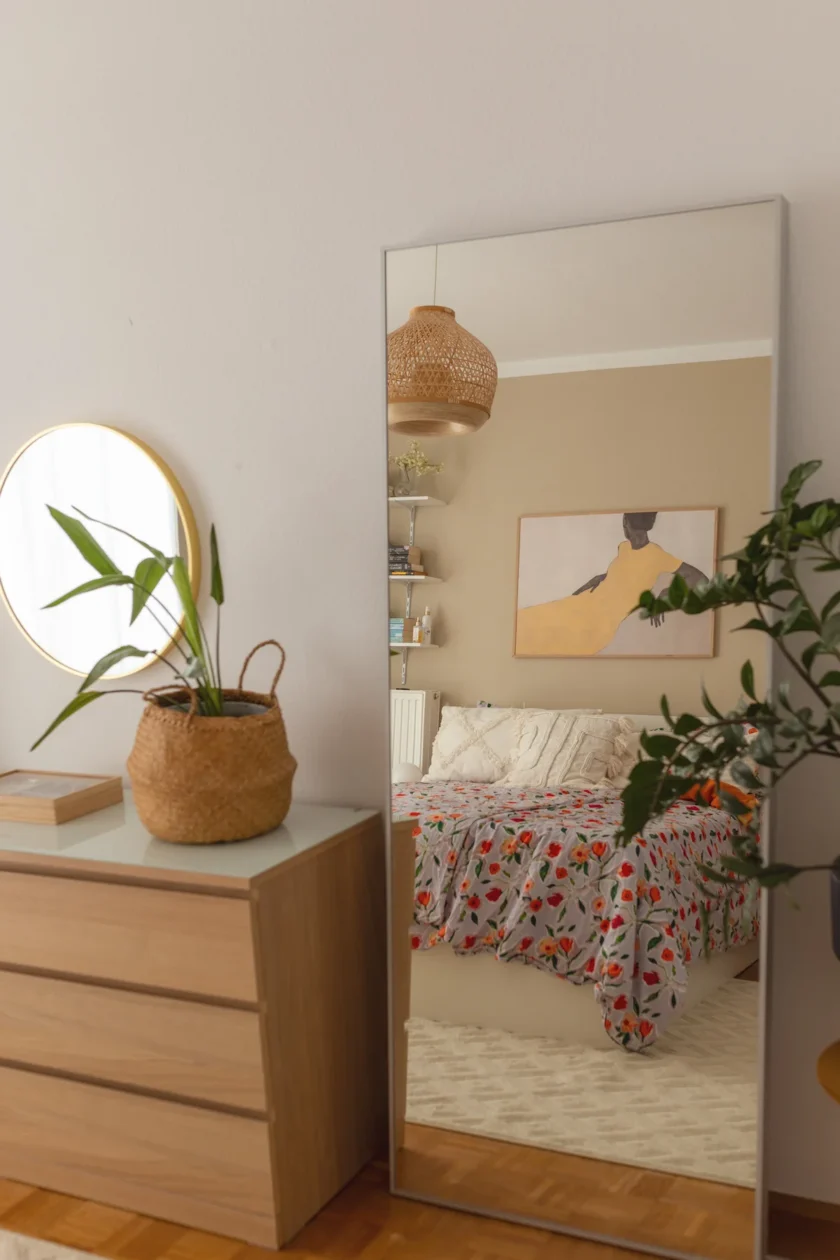 Gemütlich eingerichtetes Schlafzimmer im Boho Stil mit warmen Naturtönen und Textilien in Beige und Braun