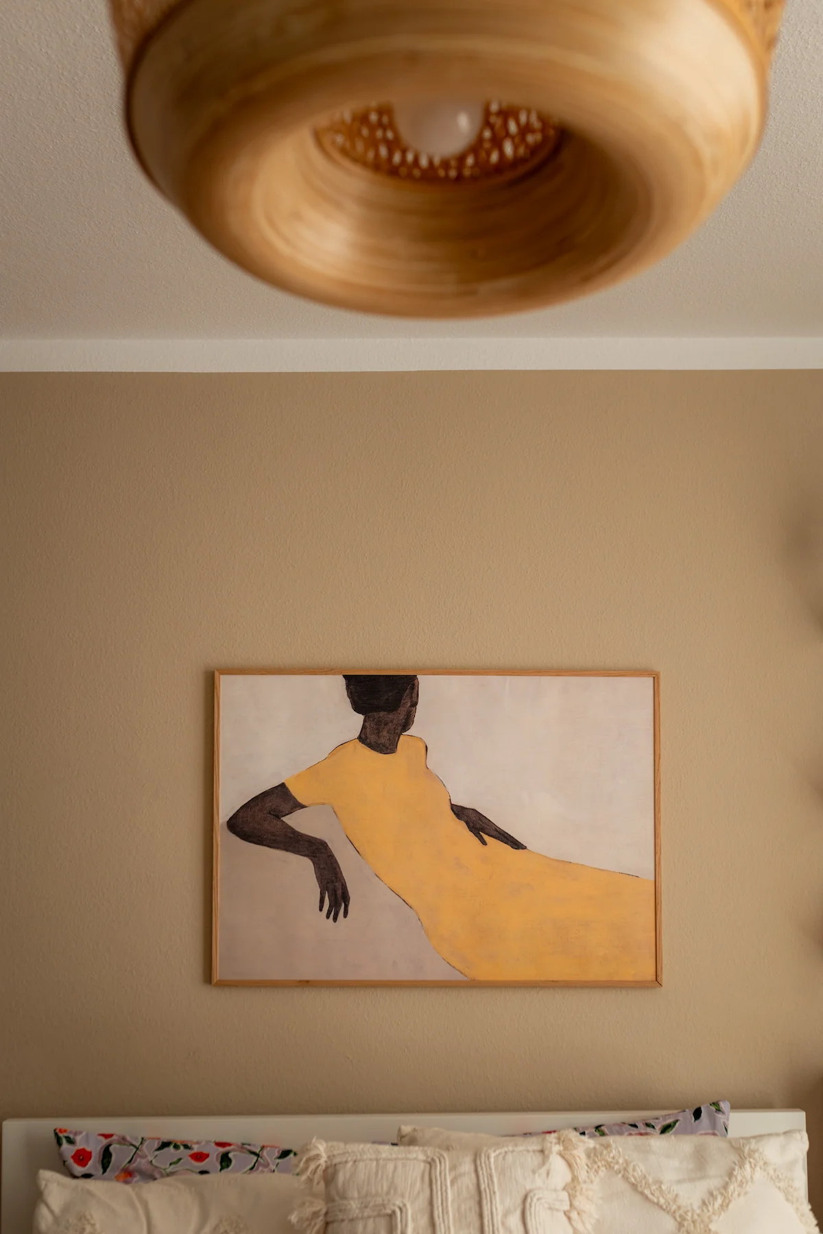 Runder Songmics Wandspiegel über einer Kommode als stilvolles Highlight im Boho Schlafzimmer