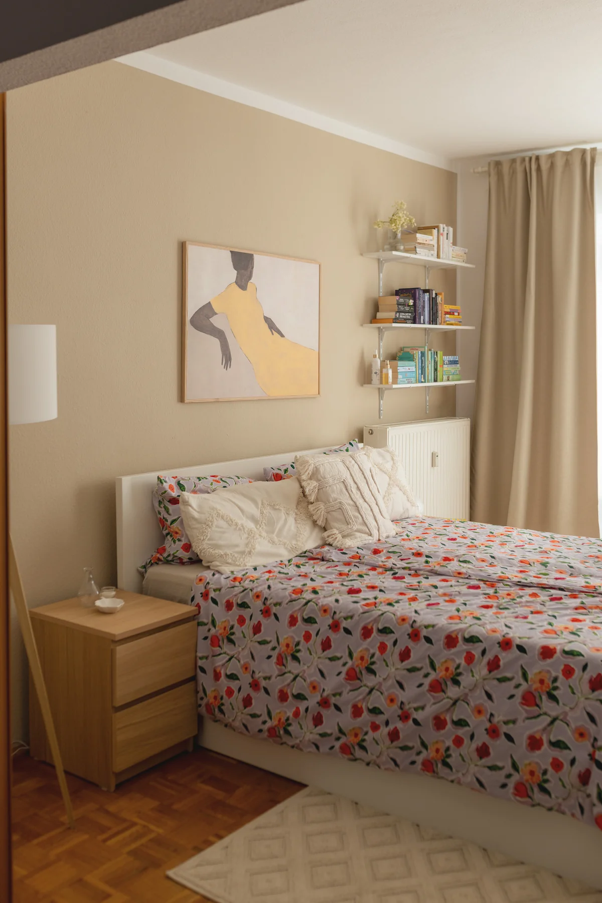 Runder Songmics Wandspiegel über einer Kommode als stilvolles Highlight im Boho Schlafzimmer