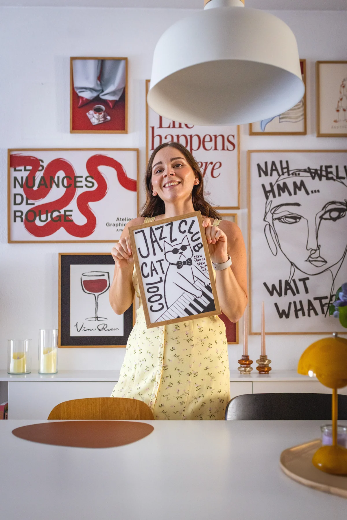 Herbstliche Bilderwand mit Postern in Beige, Rostrot und Schwarz in gemütlichem Wohnzimmer gestalten. Auf dem Einrichtungsblog zeige ich dir, wie es geht.