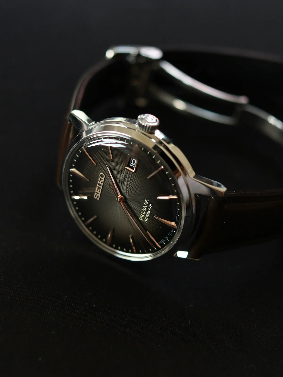 hochwertige Seiko Herrenuhr mit Lederarmband, stilvolles Geschenk für Männer zum Valentinstag, elegante Armbanduhr am Männerhandgelenk, moderne Seiko Automatikuhr im Detail, Uhr mit Edelstahlgehäuse in Nahaufnahme, stilbewusster Mann mit Seiko Uhr am Handgelenk