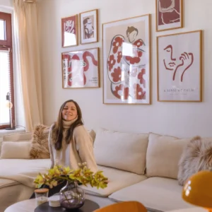 Abstrakte Gallery Wall mit Line Art Postern über cremefarbenem Sofa im hellen Wohnzimmer