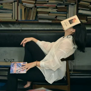 Person liest entspannt vor einem Bücherregal mit Book Nook im Winter