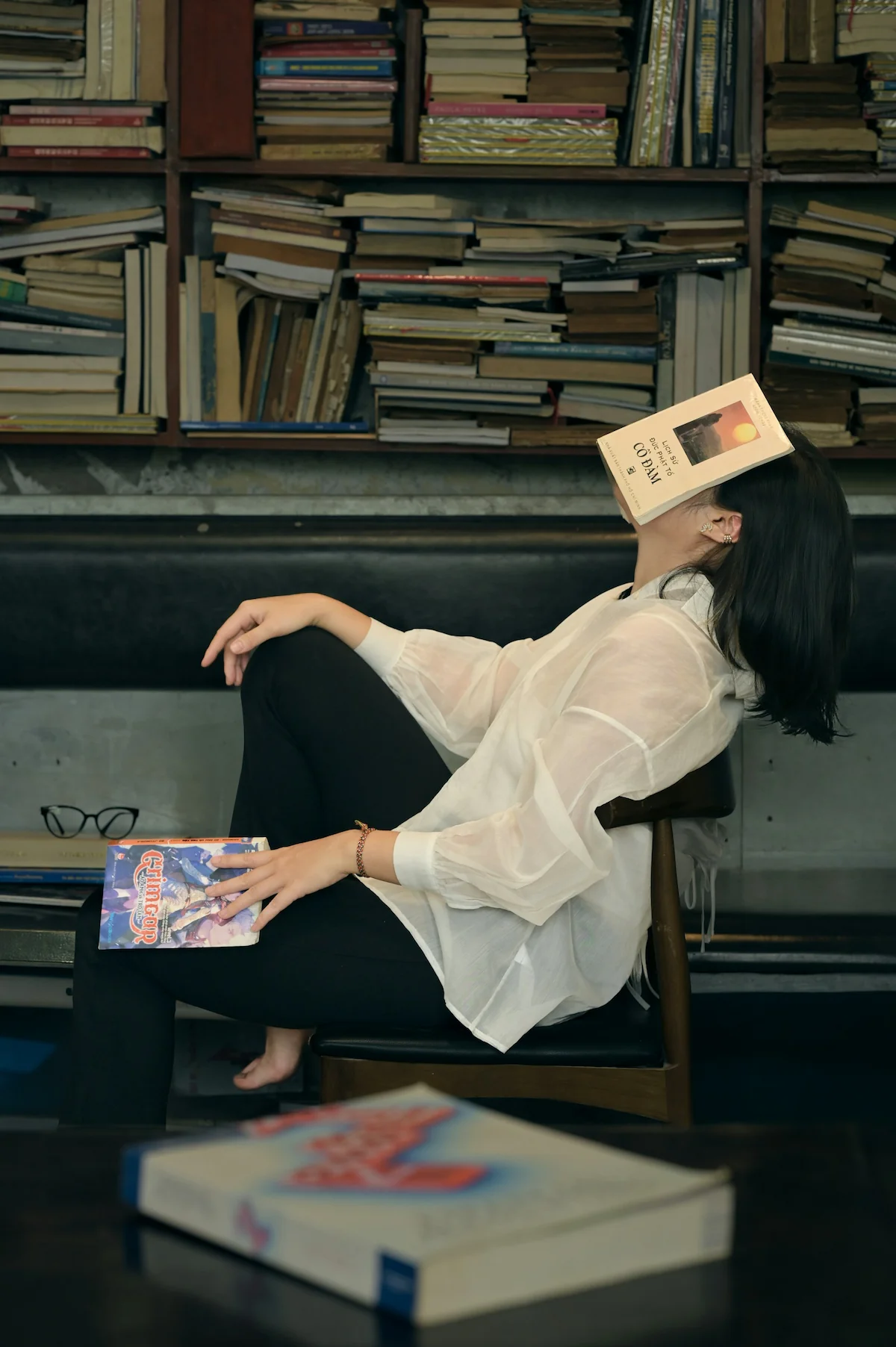 Person reading relaxed in front of a bookshelf with Book Nook in winter
