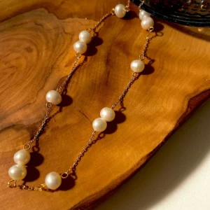 Feine Goldkette und dezente Ohrringe passend zu formeller Kleidung im Büro.