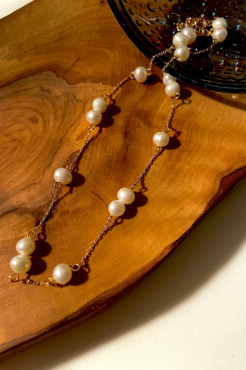 Feine Goldkette und dezente Ohrringe passend zu formeller Kleidung im Büro.