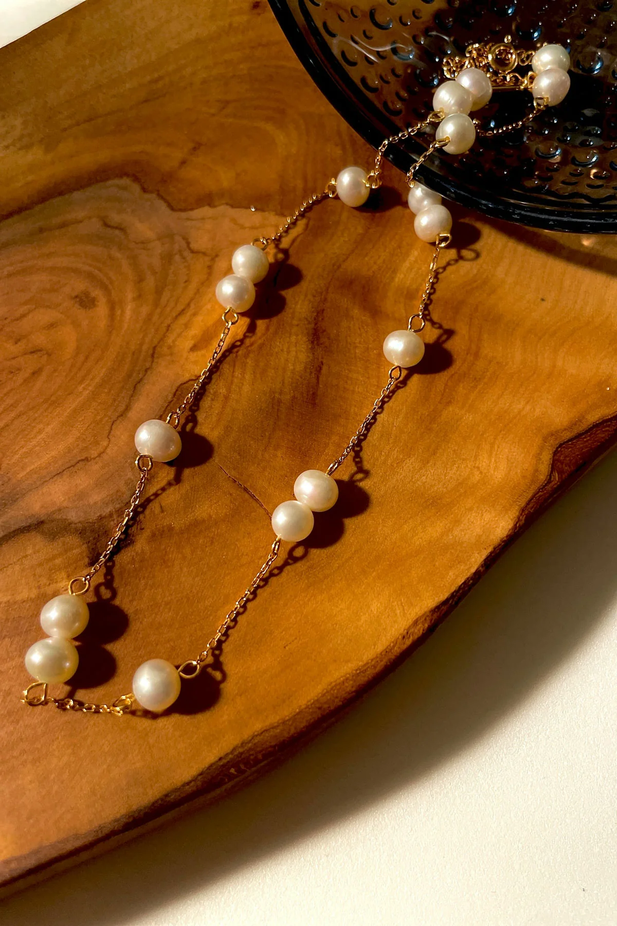 Feine Goldkette und dezente Ohrringe passend zu formeller Kleidung im Büro.