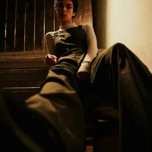 Cargohose Outfit Damen kombiniert mit Sneakern und T-Shirt im lässigen Alltagslook