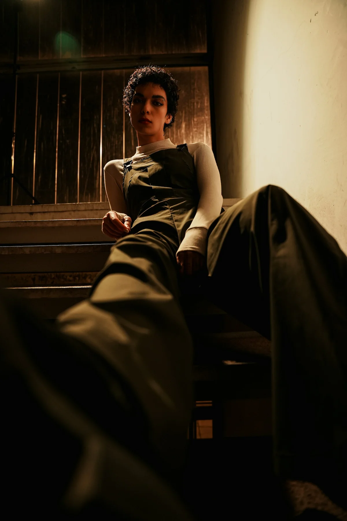 Women's cargo pants outfit combined with sneakers and a T-shirt for a casual everyday look