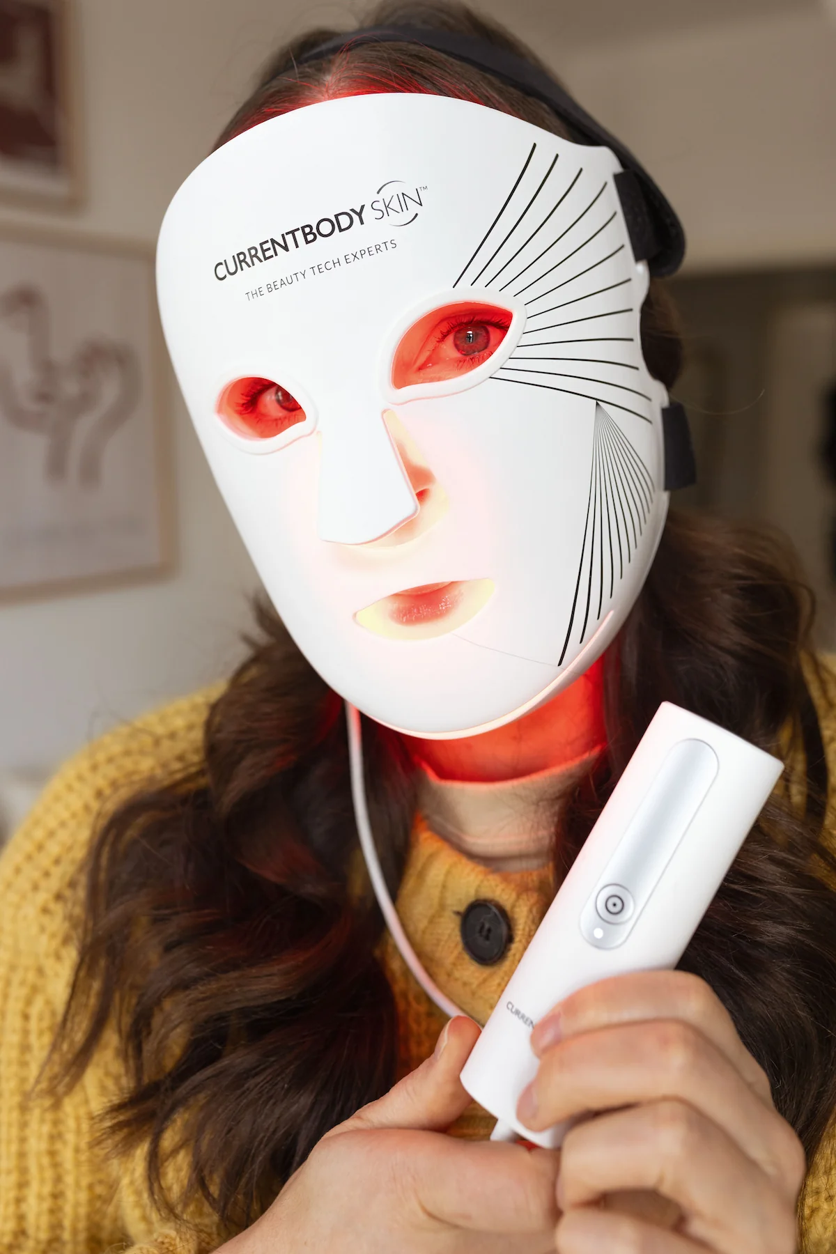 Anwendung der CurrentBody LED Rotlicht Therapie Gesichtsmaske für Hautregeneration und strahlende Haut ab 40