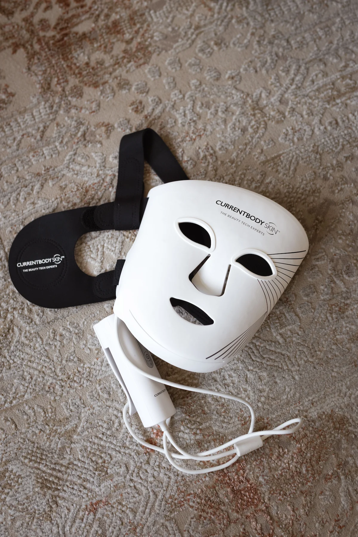 CurrentBody LED Rotlicht Therapie Gesichtsmaske für Hautregeneration und moderne Hautpflege ab 40