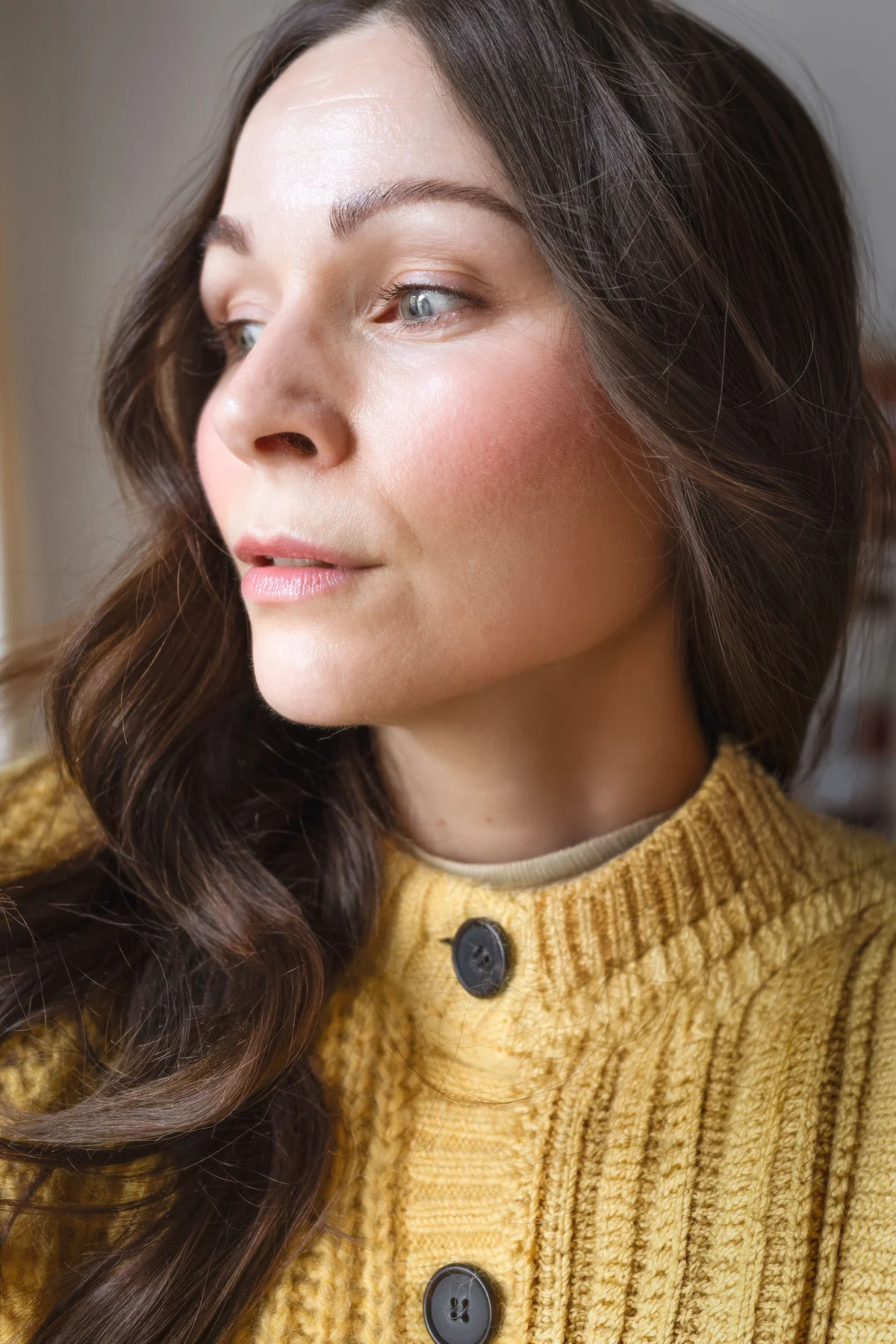 Natürliche Haut ab 40 mit gesundem Glow und frischem Teint – Beispiel für gepflegte Haut und natürliche Hautpflege