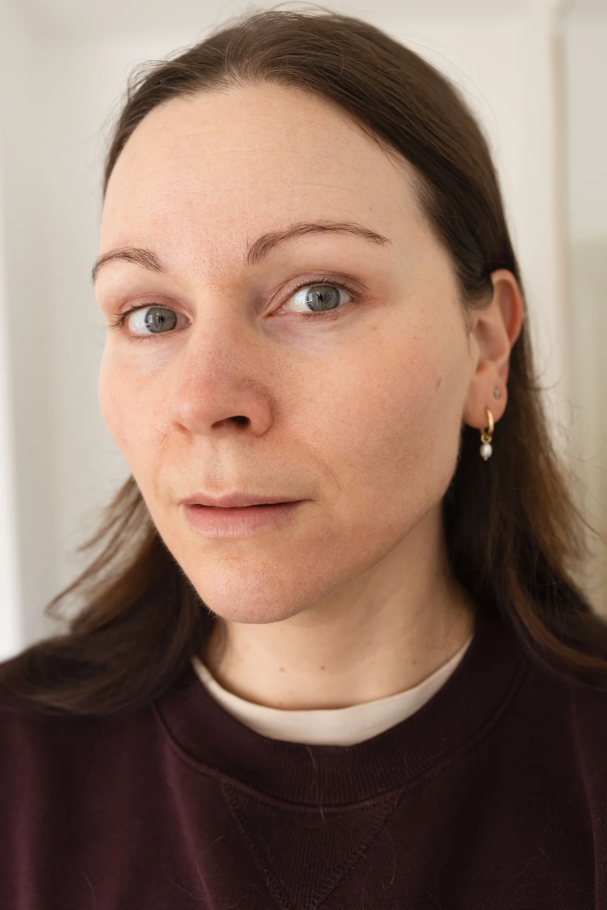 Natürliches Hautbild vor der Hautpflegeroutine – Hautpflege ab 40 vorher ohne Make-up nach der Anwendung der CurrentBody LED Maske.