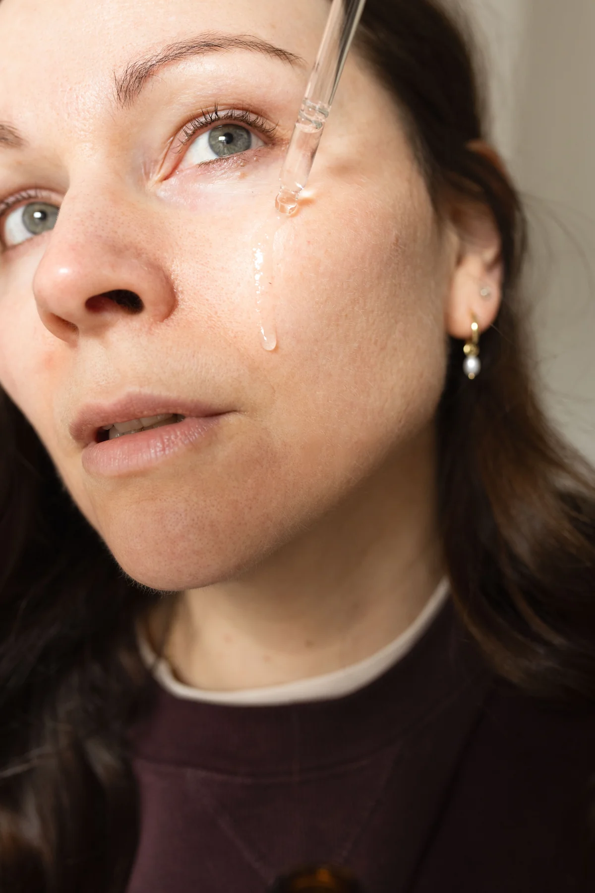 Anwendung eines Serums auf der Gesichtshaut – moderne Hautpflege mit Wirkstoffen für Hautregeneration ab 40