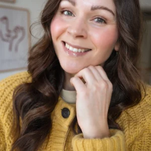 Jessy von Kleidermaedchen mit strahlender, natürlicher Haut und frischem Glow – Beispiel für gesunde Hautpflege ab 40