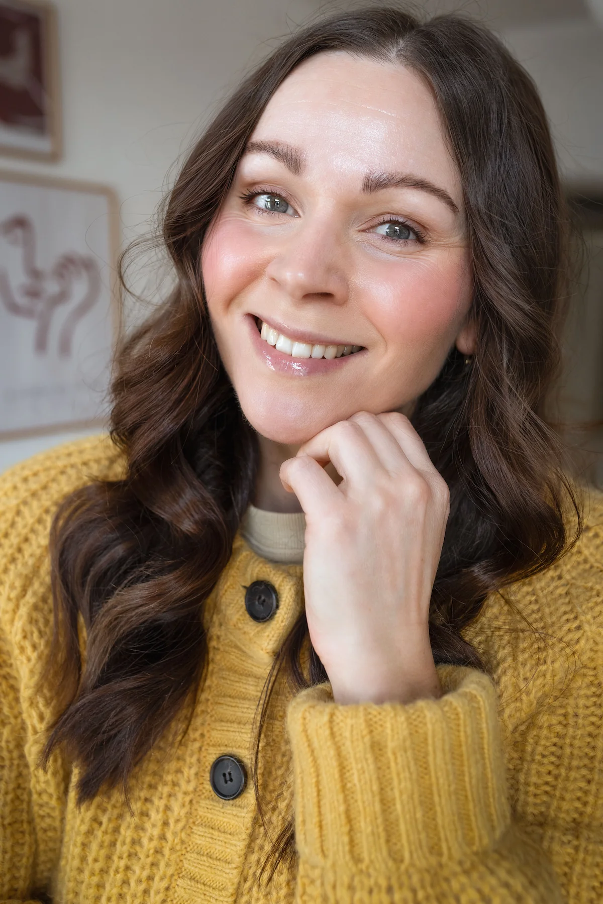 Jessy von Kleidermaedchen mit strahlender, natürlicher Haut und frischem Glow – Beispiel für gesunde Hautpflege ab 40