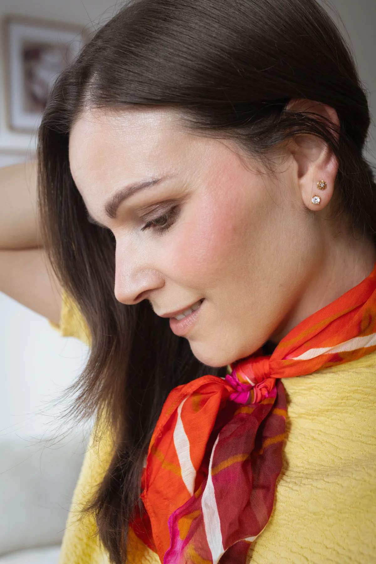 Der CurrentBody Skin LED Haarwuchshelm als moderne Beauty-Tech-Lösung gegen dünner werdendes Haar und Haarausfall bei Frauen ab 40.