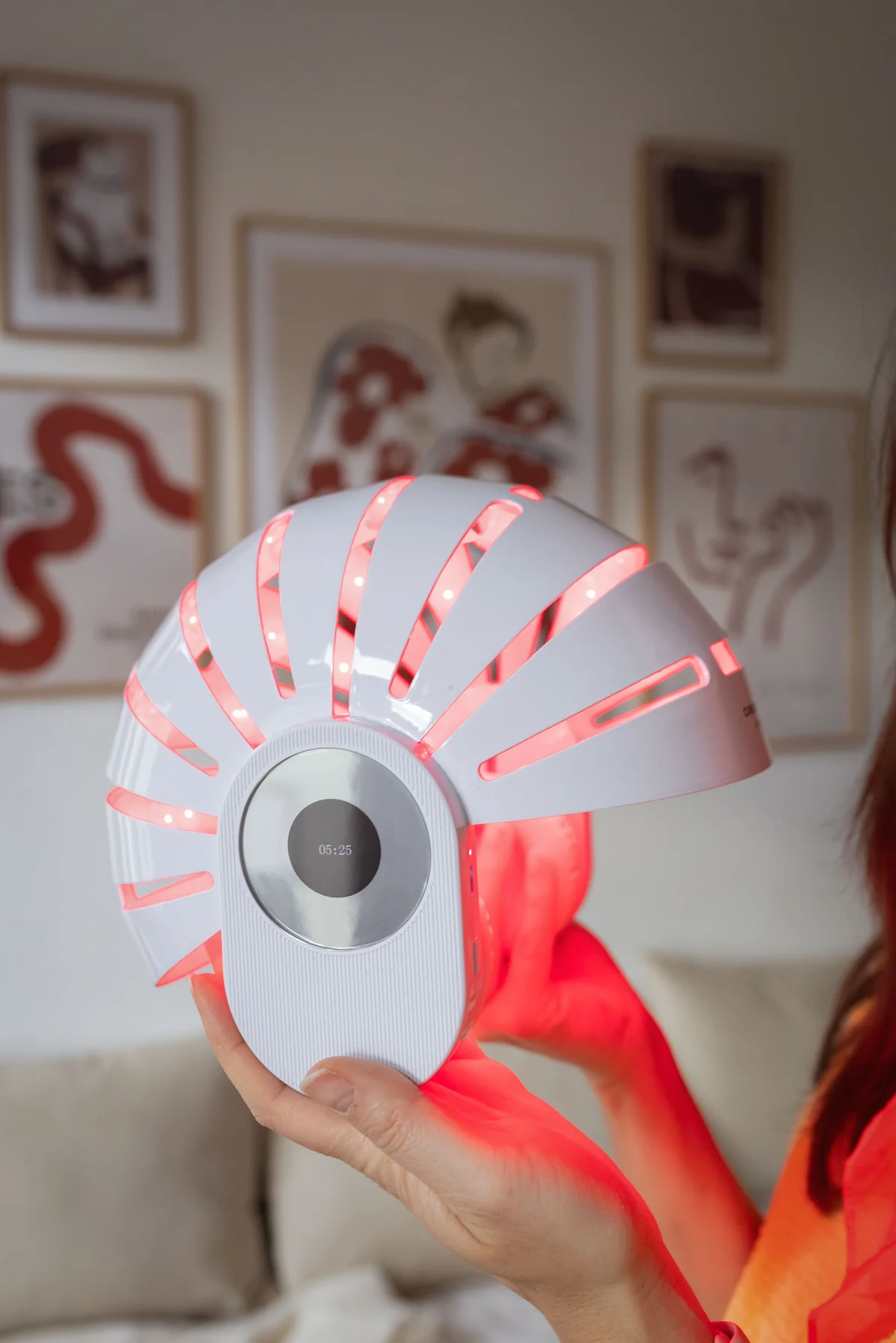 Der CurrentBody Skin LED Haarwuchshelm während der Anwendung gegen Haarausfall und dünner werdendes Haar. Die LED-Lichttherapie soll die Kopfhaut und Haarfollikel stimulieren und das Haarwachstum unterstützen.