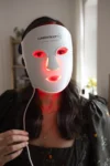 Ich trage die CurrentBody Skin LED-Rotlichttherapiemaske Serie 2 während meiner Abendroutine.