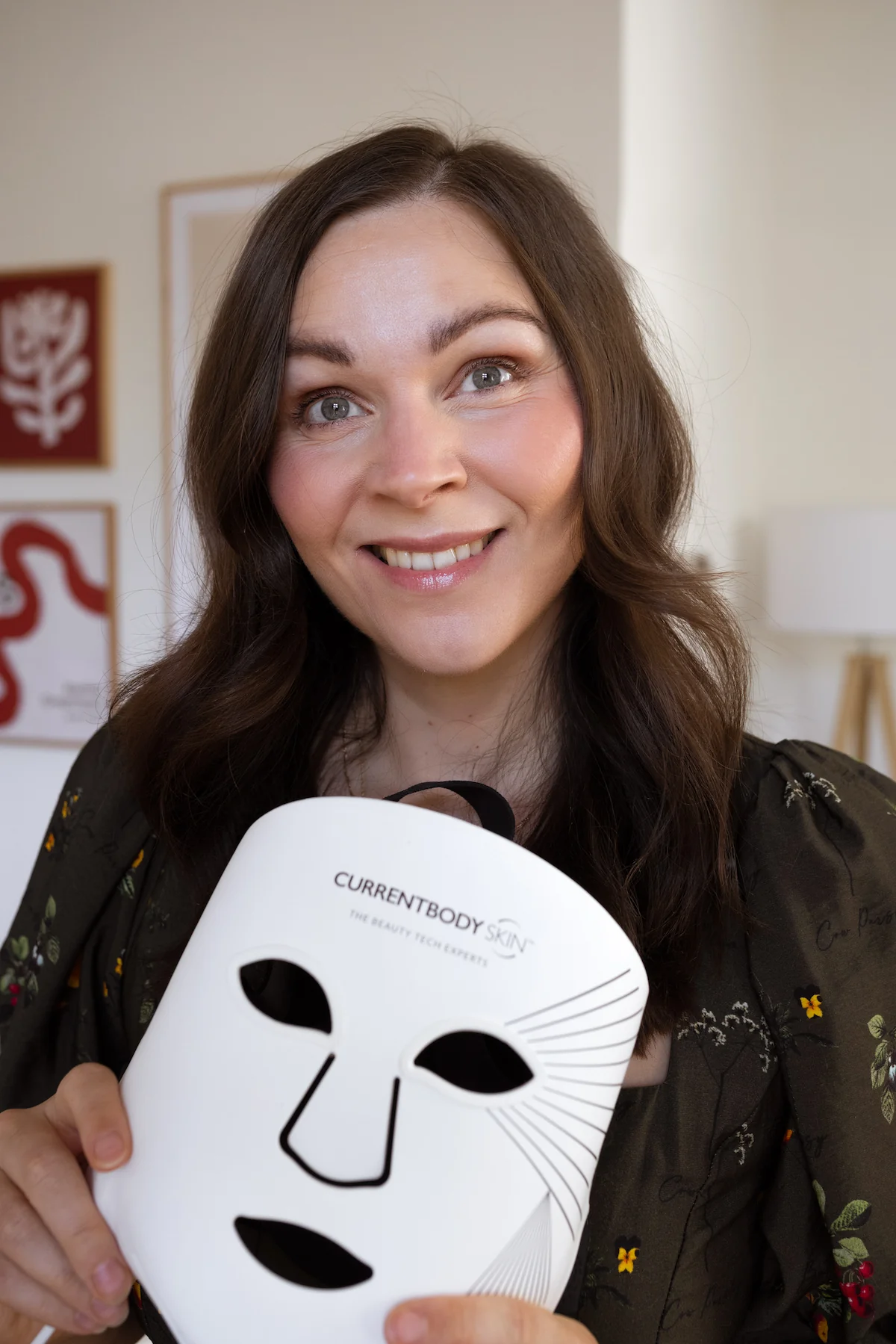 Nahaufnahme der CurrentBody Skin LED-Rotlichttherapiemaske Serie 2 während der Anwendung.