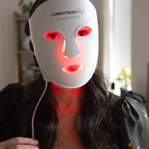 Ich trage die CurrentBody Skin LED-Rotlichttherapiemaske Serie 2 während meiner Abendroutine.