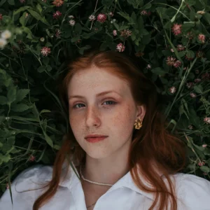 Frau mit goldenen Ohrringen – moderner Damenschmuck für zeitlose und elegante Looks.
