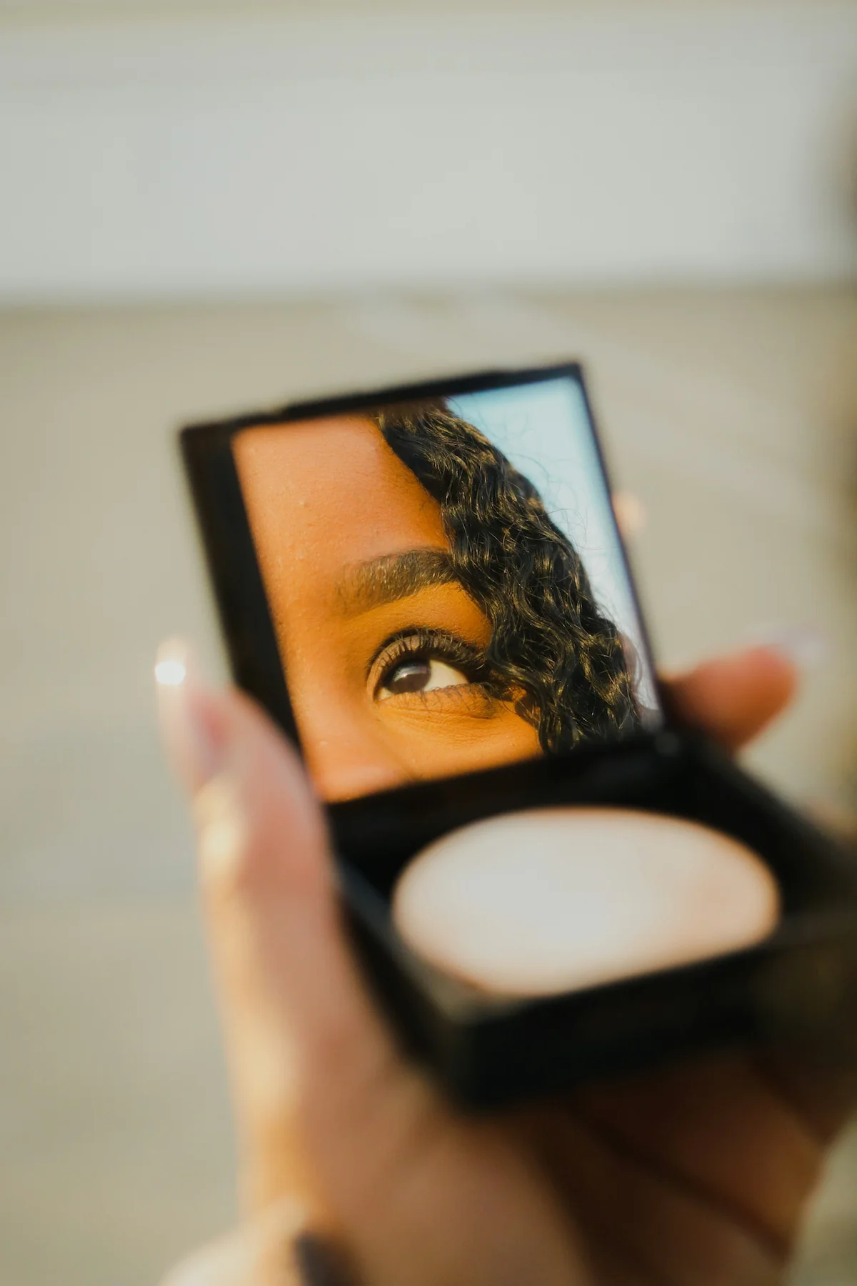 Geöffnete Cushion Foundation mit Spiegel und Applikator
