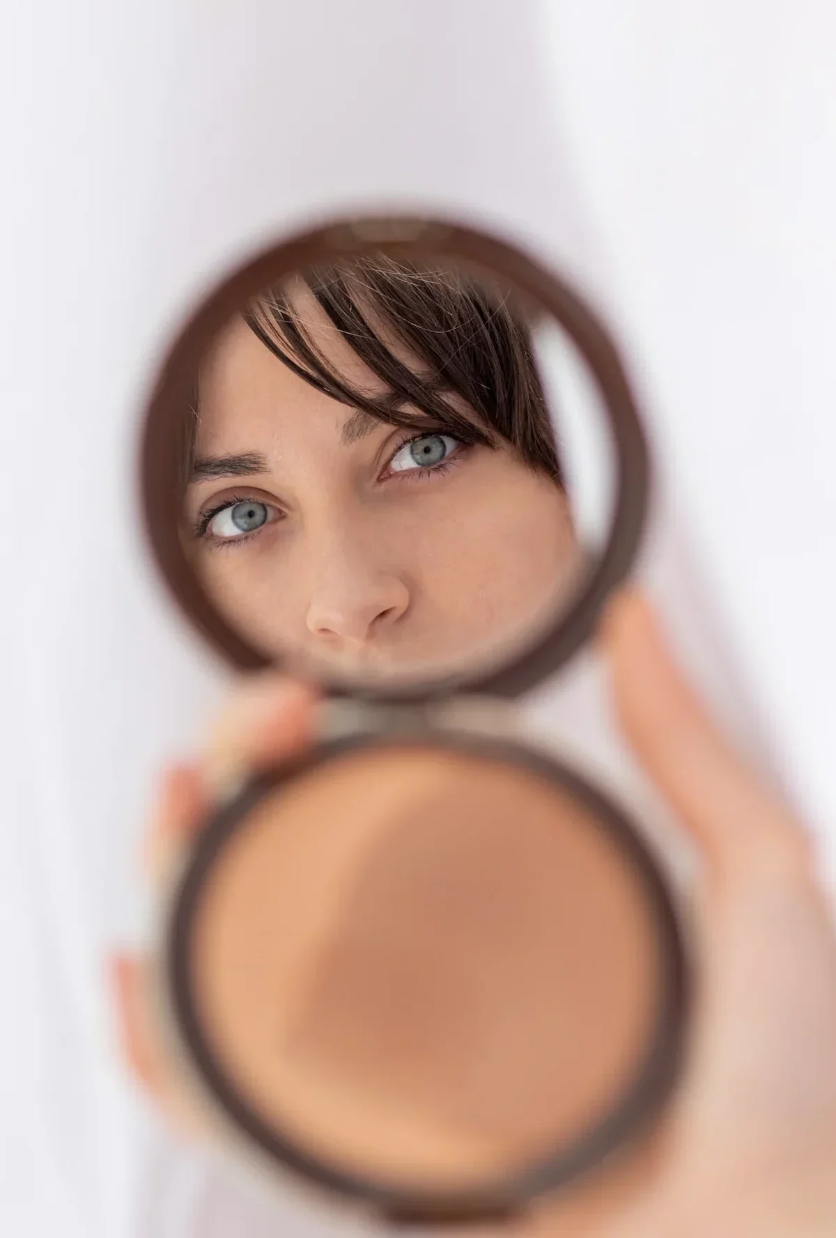 Geöffnete Cushion Foundation mit Spiegel und Applikator