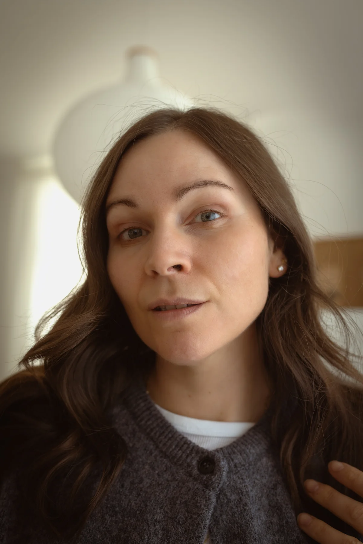 Jessika nach der Behandlung mit der CurrentBody LED-Maske mit mehrfarbig leuchtender Innenseite. Kein Boxtox, keine Filler. Eine natürliche Haut Ü40.