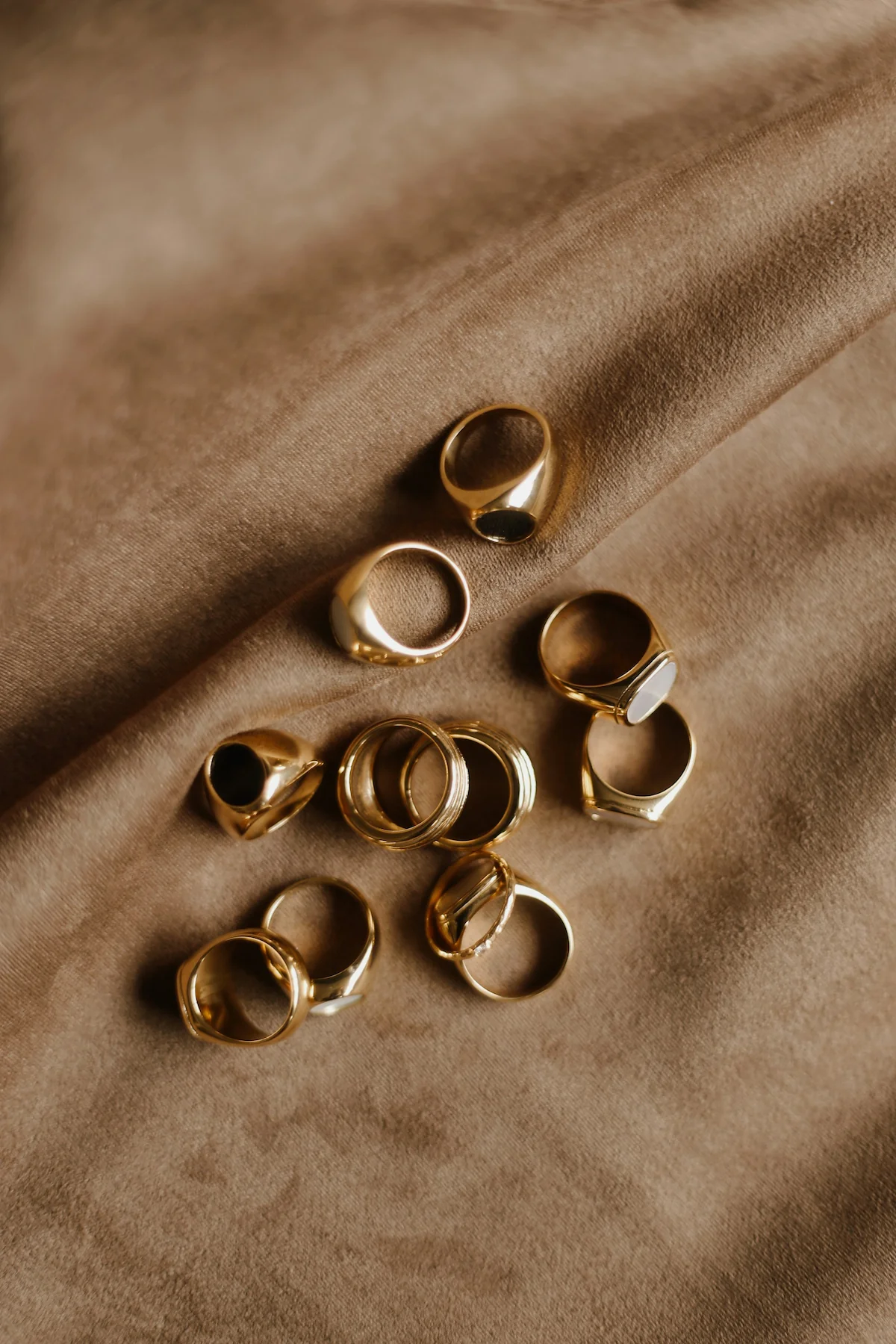 Entdecke die Schmucktrends 2026: von Perlen und Mixed Metals bis zu Statement-Ohrringen, Layering und modernem Diamantschmuck – inklusive Stylingtipps.