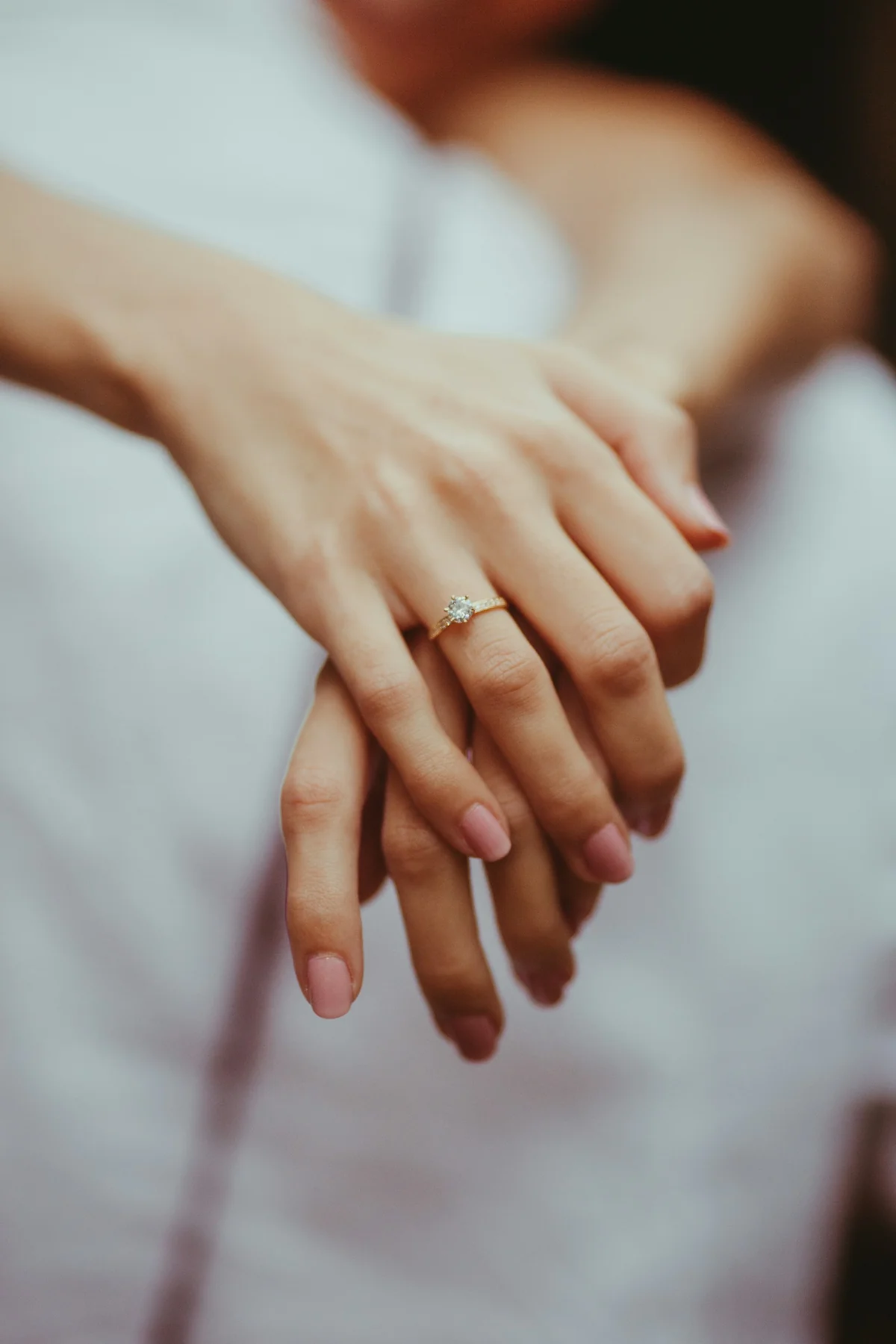 Entdecke die Schmucktrends 2026: von Perlen und Mixed Metals bis zu Statement-Ohrringen, Layering und modernem Diamantschmuck – inklusive Stylingtipps.