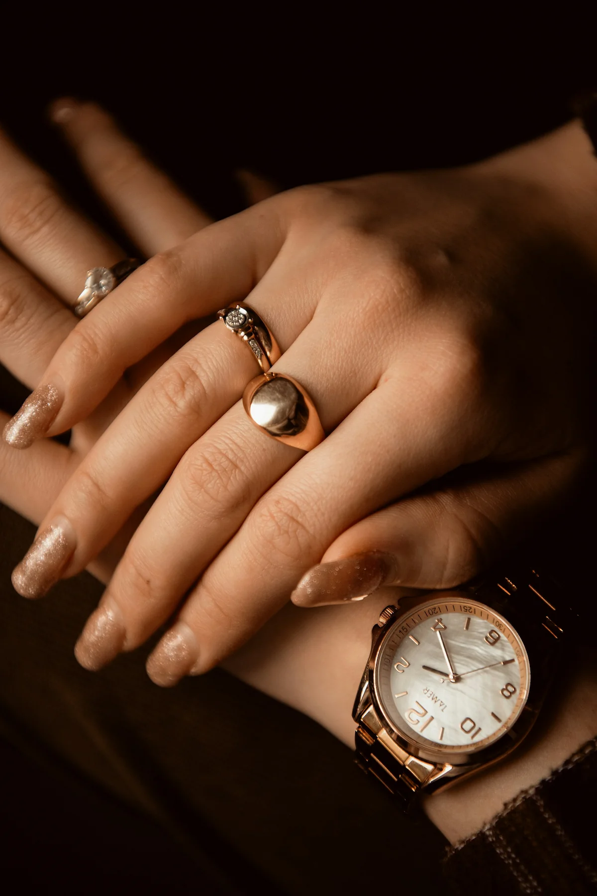 Entdecke die Schmucktrends 2026: von Perlen und Mixed Metals bis zu Statement-Ohrringen, Layering und modernem Diamantschmuck – inklusive Stylingtipps.