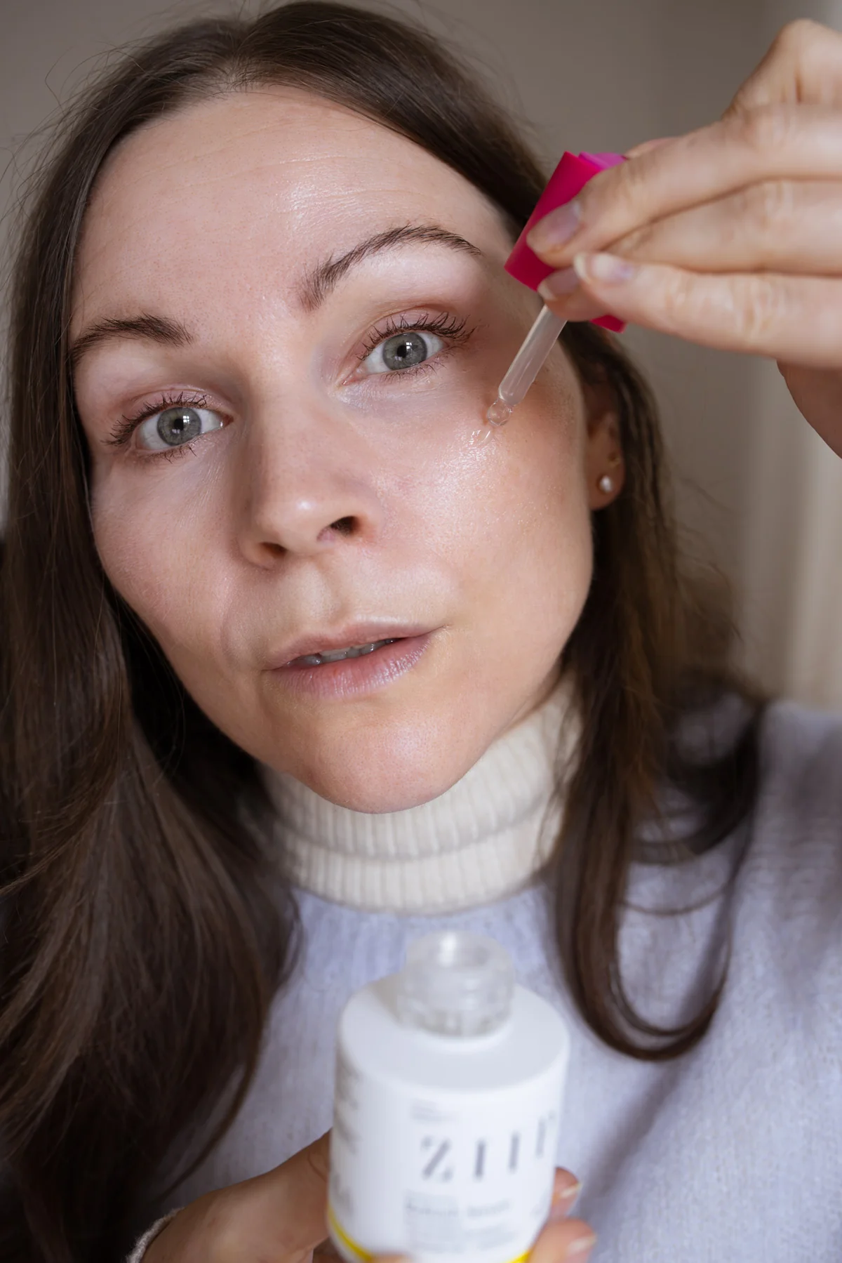 ZIIP Refresh Serum aus der Barrier-Boost-Reihe mit pinkem Verschluss neben seiner Verpackung im Test. In der Anwendung auf empfindlicher Mischhaut.