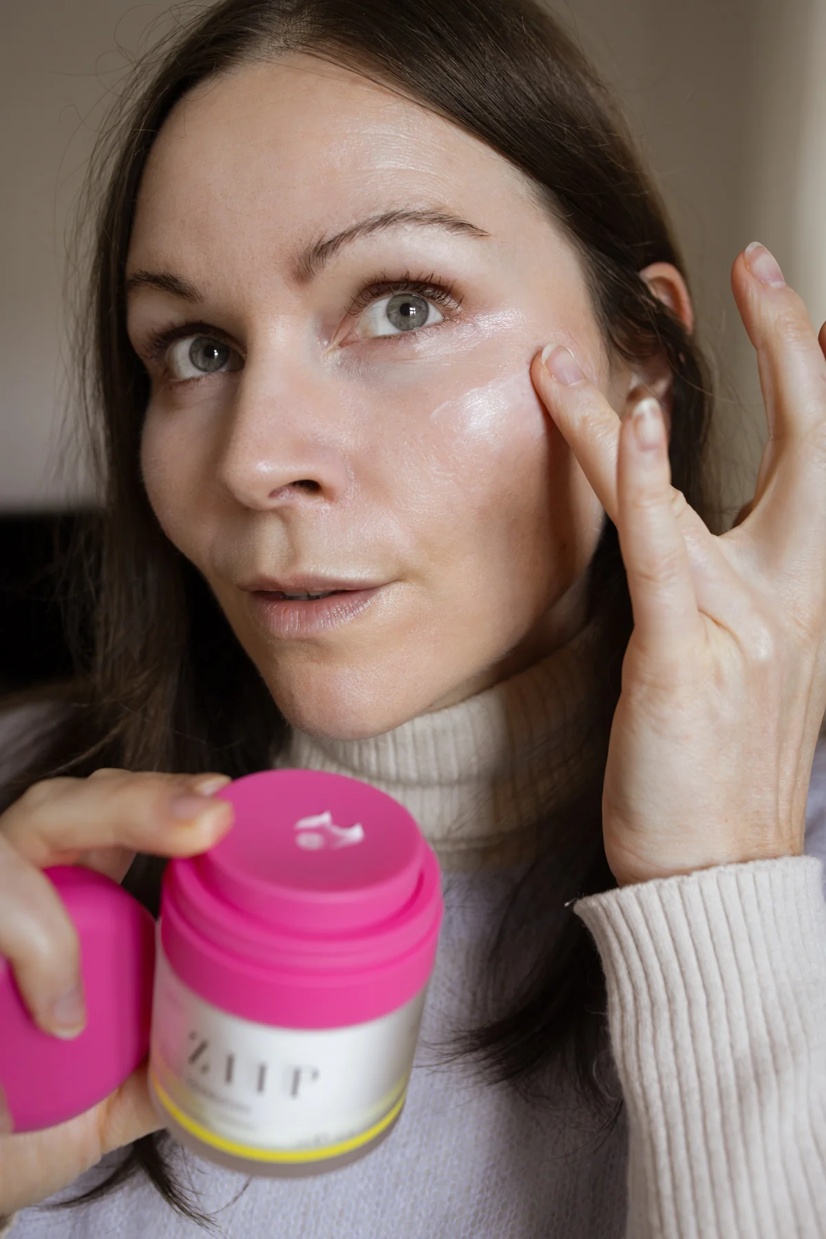 ZIIP Repair Moisturizer aus der Barrier-Boost-Reihe mit pinkem Deckel für empfindliche Haut und Mischhaut. In der Anwendung auf empfindlicher Mischhaut mit Neigung zu perioraler Dermatitis.