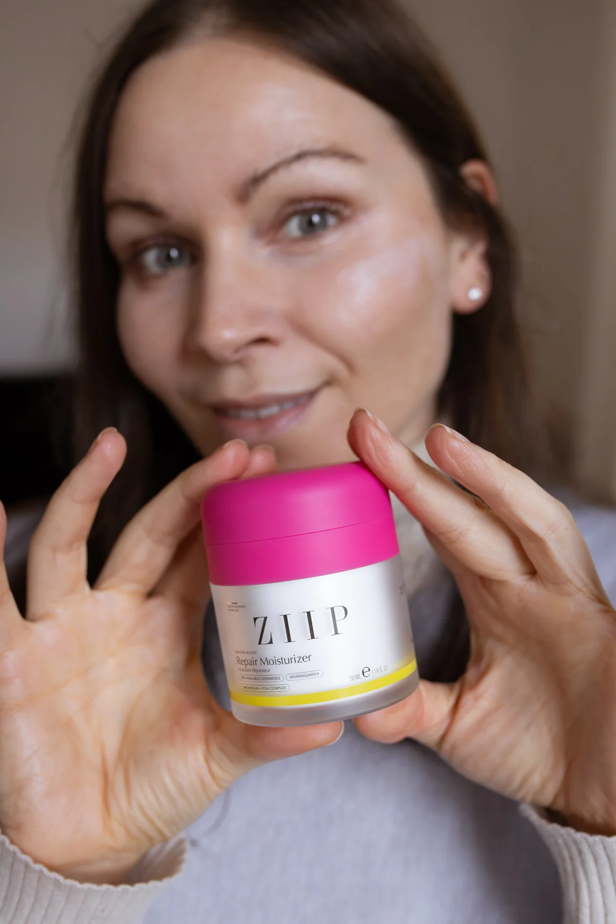 ZIIP Repair Moisturizer aus der Barrier-Boost-Reihe mit pinkem Deckel für empfindliche Haut und Mischhaut. In der Anwendung auf empfindlicher Mischhaut mit Neigung zu perioraler Dermatitis.
