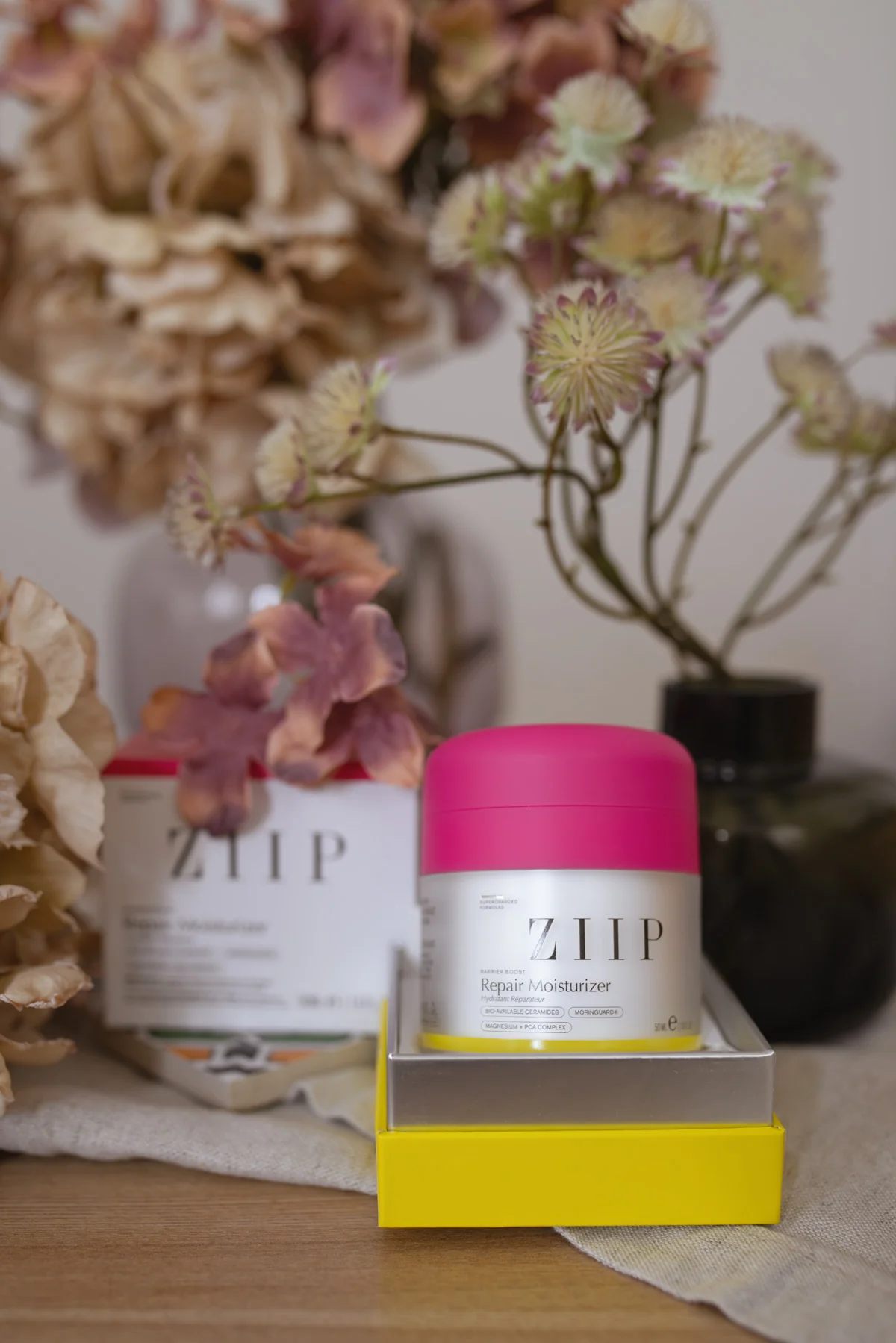 ZIIP Repair Moisturizer aus der Barrier-Boost-Reihe mit pinkem Deckel für empfindliche Haut und Mischhaut.