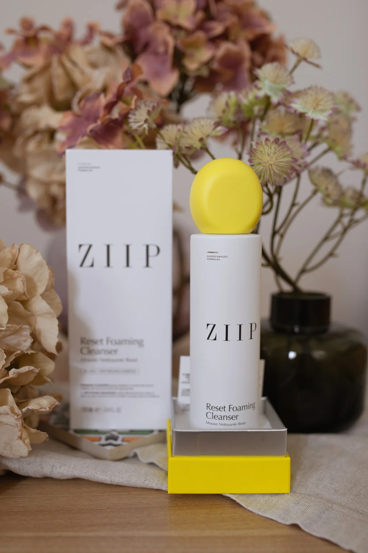 ZIIP Reset Foaming Cleanser mit gelbem Verschluss. Für alle Hauttypen geeignet.