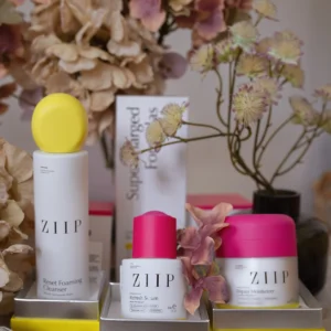 ZIIP Reset Foaming Cleanser, Refresh Serum und Repair Moisturizer im Test. Für die neue ZIIP Skincare Serie gibt es einen Rabattcode.