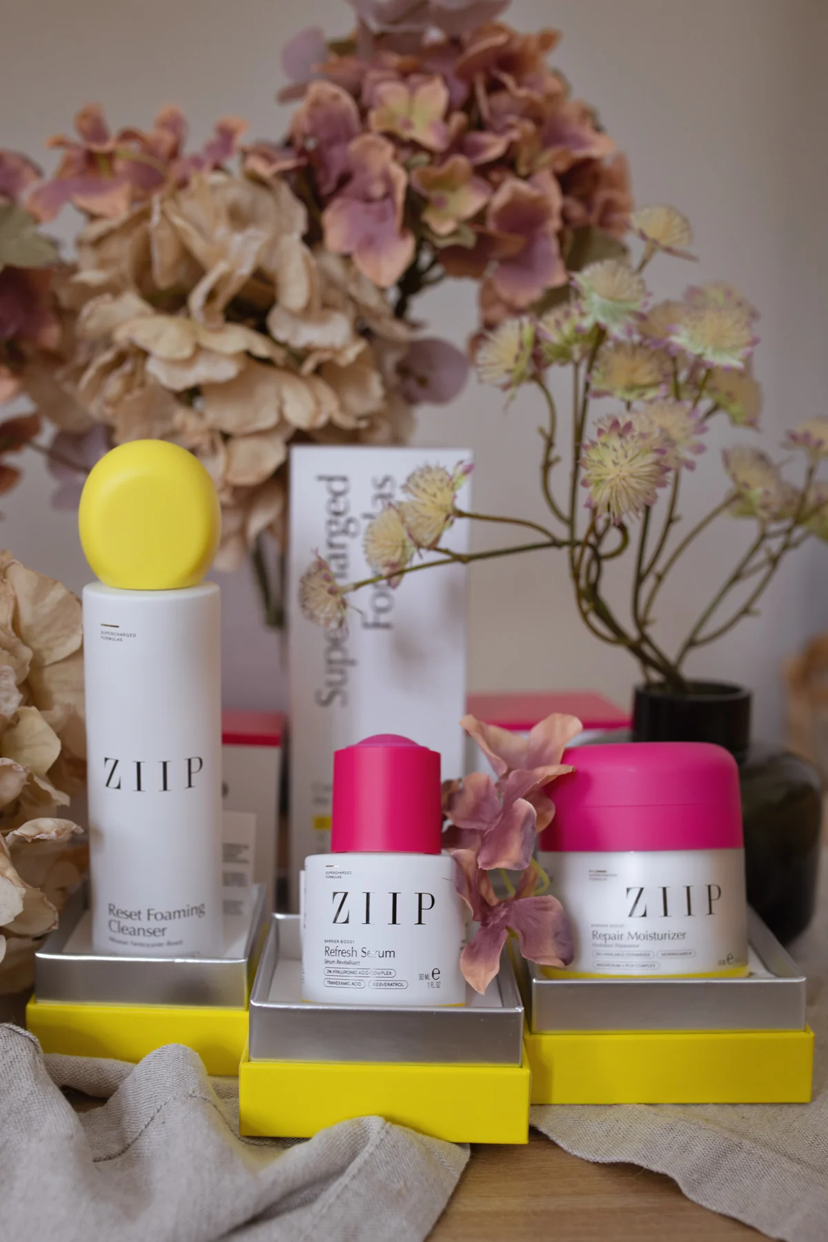 ZIIP Reset Foaming Cleanser, Refresh Serum und Repair Moisturizer im Test. Für die neue ZIIP Skincare Serie gibt es einen Rabattcode.
